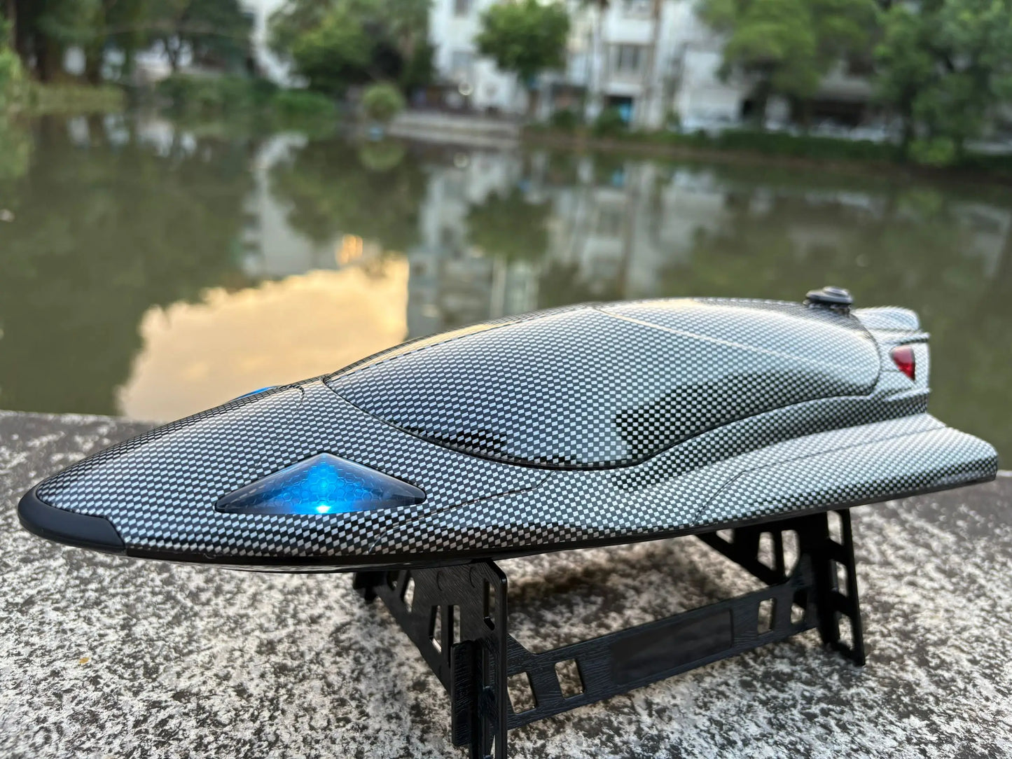Remote Control Off-Road Boat Model Eddy Current Jet high-Speed Remote Control Speedboat 15-20km/hH156 with Lights Off-Road Speed