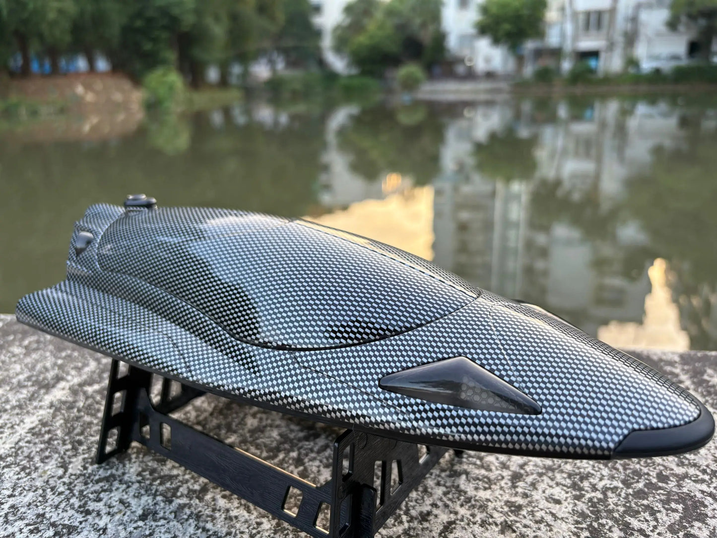 Remote Control Off-Road Boat Model Eddy Current Jet high-Speed Remote Control Speedboat 15-20km/hH156 with Lights Off-Road Speed