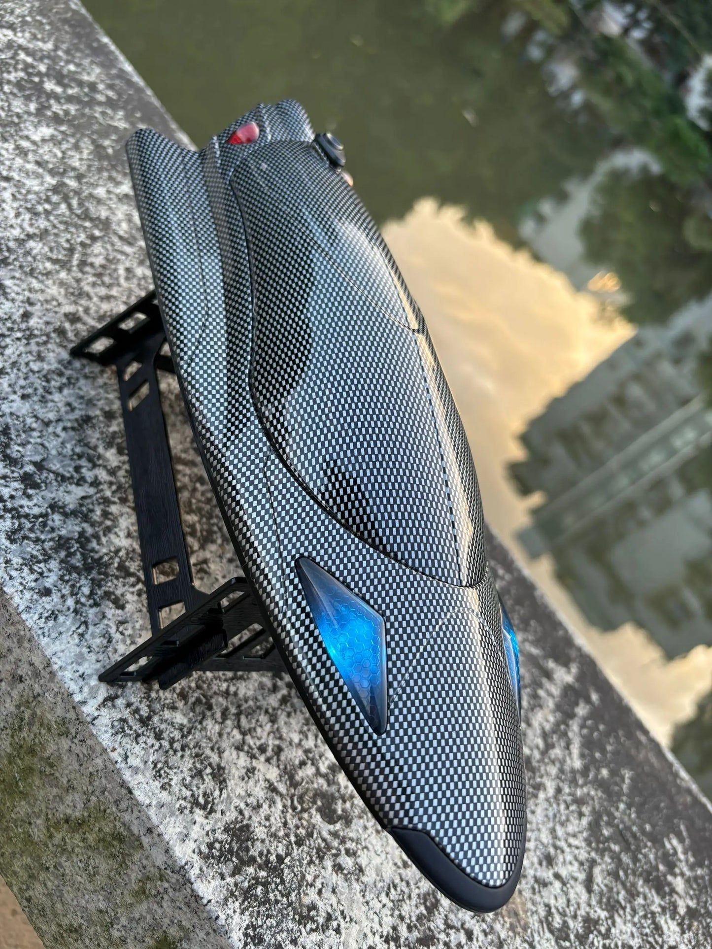 Remote Control Off-Road Boat Model Eddy Current Jet high-Speed Remote Control Speedboat 15-20km/hH156 with Lights Off-Road Speed