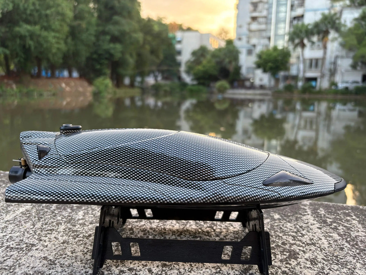 Remote Control Off-Road Boat Model Eddy Current Jet high-Speed Remote Control Speedboat 15-20km/hH156 with Lights Off-Road Speed
