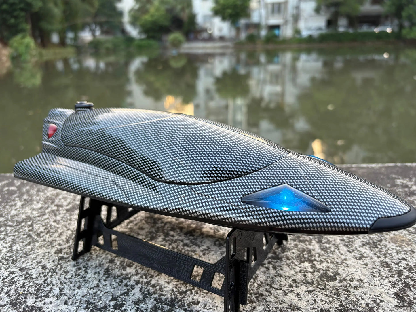 Remote Control Off-Road Boat Model Eddy Current Jet high-Speed Remote Control Speedboat 15-20km/hH156 with Lights Off-Road Speed