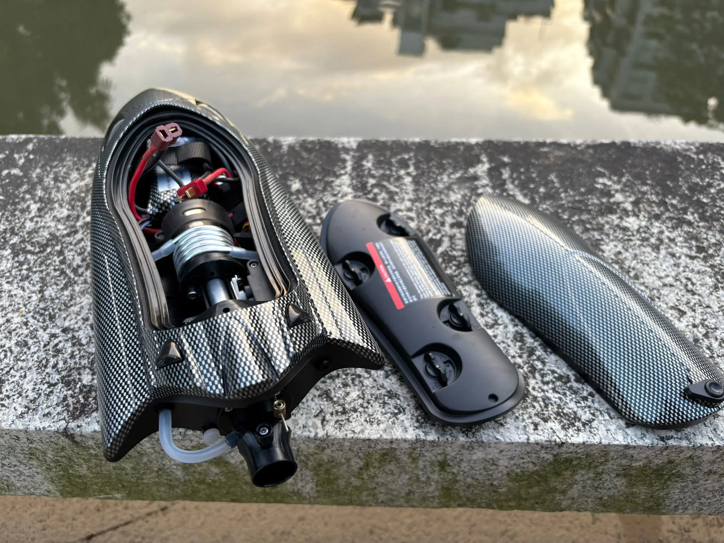 Remote Control Off-Road Boat Model Eddy Current Jet high-Speed Remote Control Speedboat 15-20km/hH156 with Lights Off-Road Speed